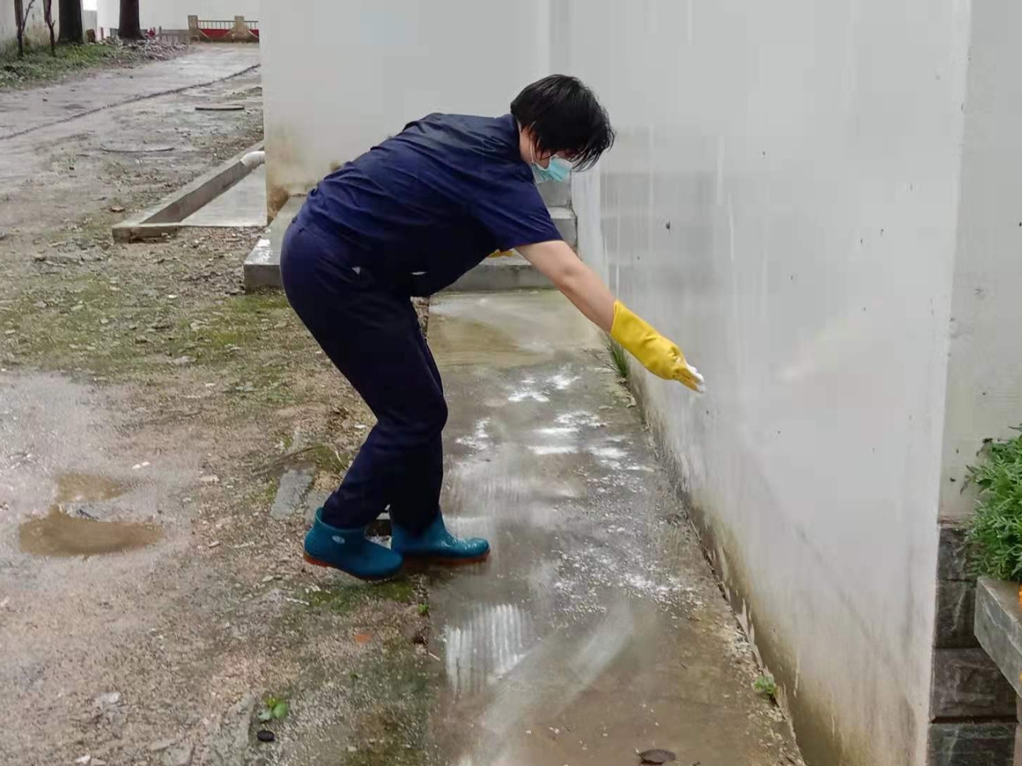 三峽博物館保潔工人雨后除青苔污漬，保障出行安全